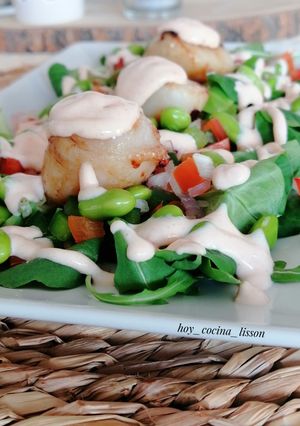 Una foto de Ensalada de edamame con vieiras y mayonesa picante de su coral