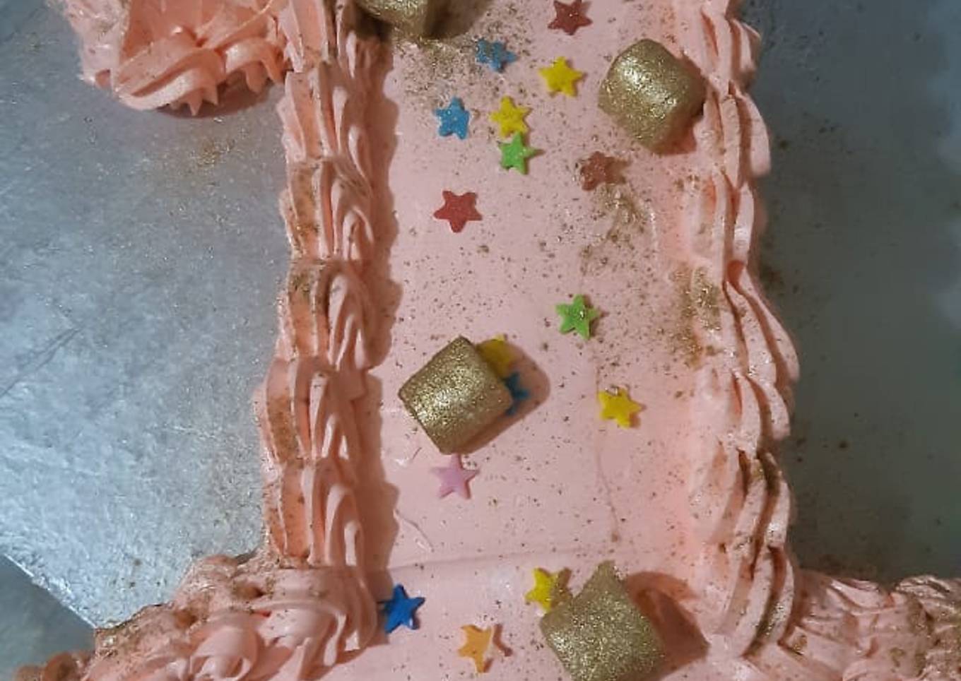 Cream cake with gold marshmallows 😋🎂🎂