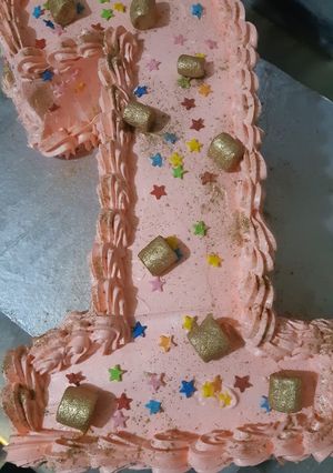 A picture of Cream cake with gold marshmallows 😋🎂🎂.