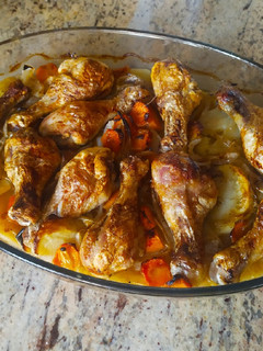 Una foto de Muslos de pollo al horno con patatas