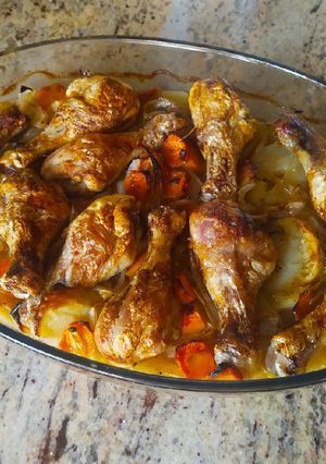 Una foto de Muslos de pollo al horno con patatas