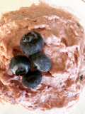 Crema de coco con mermelada de moras