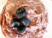 Una foto de crema de moras