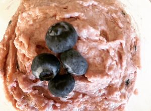 Una foto de Crema de coco con mermelada de moras