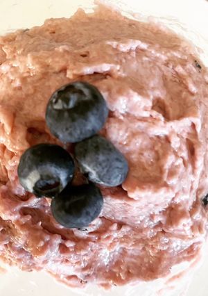 Una foto de Crema de coco con mermelada de moras