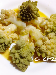 Una foto de Romanescu con vinagreta de comino y naranja