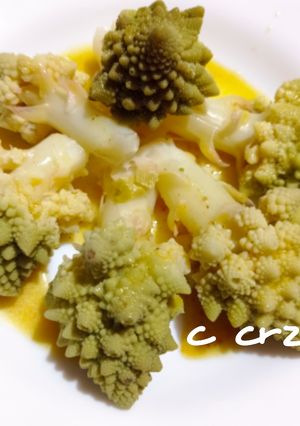 Una foto de Romanescu con vinagreta de comino y naranja