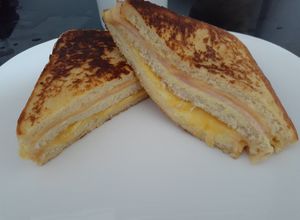 Una foto de Sándwich Monte Cristo