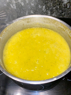 Una foto de Crema de calabacín, patata y zanahoria