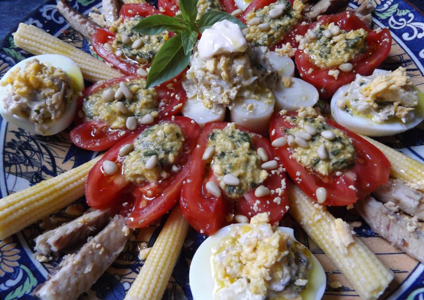 Fuente de tomates y huevos rellenos