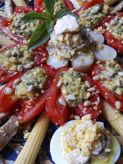 Una foto de Fuente de tomates y huevos rellenos