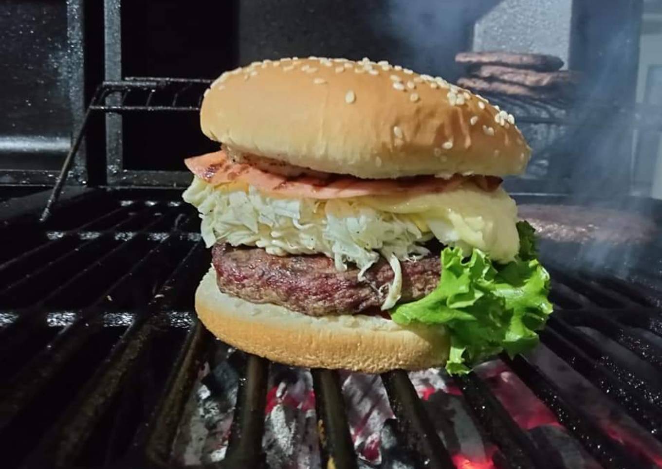 Monster cheese Hamburguesa al carbón a los cuatro quesos