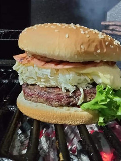 Una foto de Monster cheese Hamburguesa al carbón a los cuatro quesos