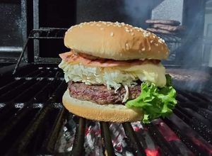 Una foto de Monster cheese Hamburguesa al carbón a los cuatro quesos