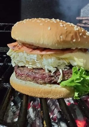 Una foto de Monster cheese Hamburguesa al carbón a los cuatro quesos