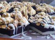 Una foto de reposteria sin huevo con caramelo