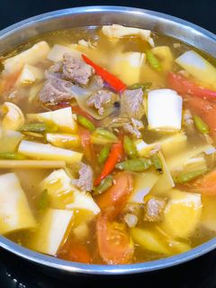 Hình của món Lẩu gân bò măng cay.