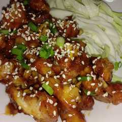 Una foto de ไก่ทอดกรอบคลุกซอสเทอริยากิ (Crispy Fried Chicken Tossed in Teriyaki Sauce)