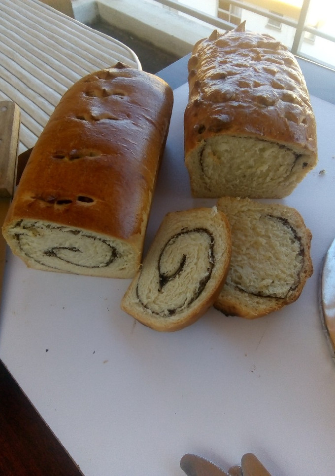 A picture of Cashewnuts and cocoa bread.