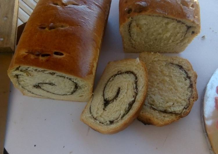 Cashewnuts and cocoa bread