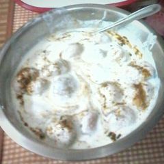 A picture of Dahi bada.