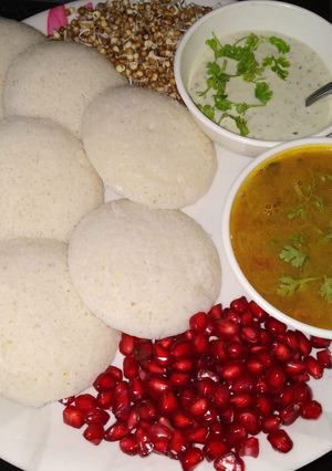 इडली-सांबार (idli sambhar recipe in marathi) रेसिपी चे मुख्य फोटो 