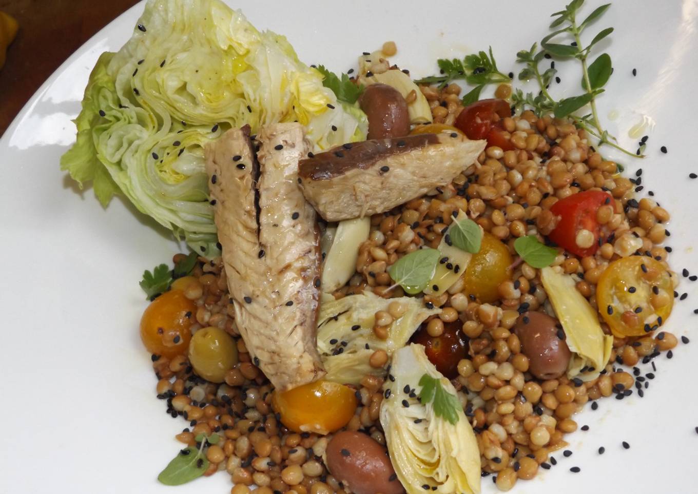 Ensalada de lentejas con corazones de alcachofas y caballa