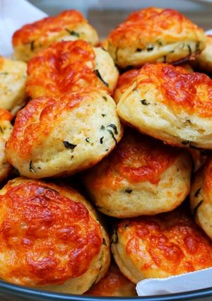 Medvehagymás pogácsa recept, sajttal megbolondítva – Medvehagyma és a sajt, mennyei találkozása recept fotója