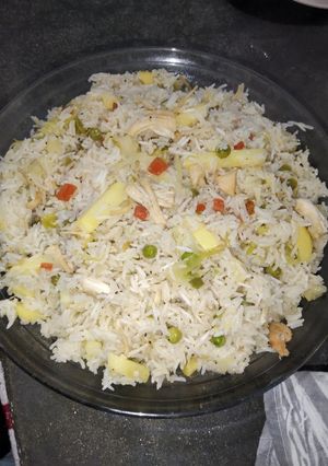 A picture of Desi style Chicken fried rice.