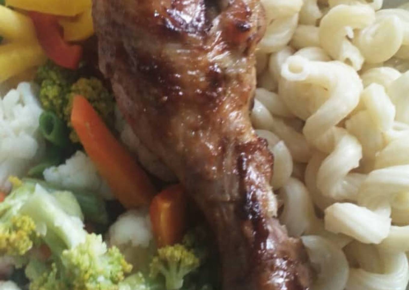 Macroni,fried chicken and veggies
