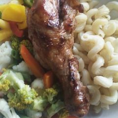 A picture of Macroni,fried chicken and veggies.