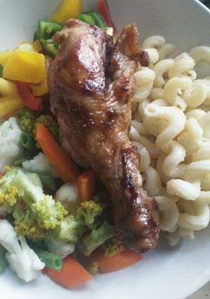A picture of Macroni,fried chicken and veggies.
