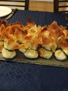 Una foto de Saquitos de queso de cabra y miel