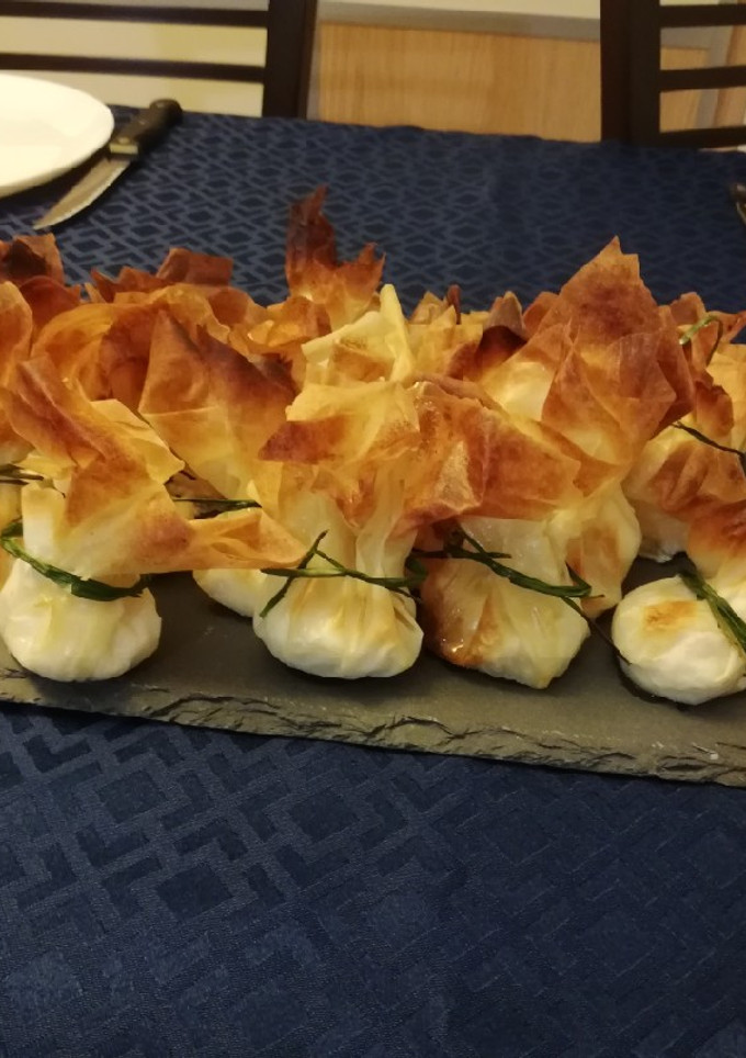 Una foto de Saquitos de queso de cabra y miel