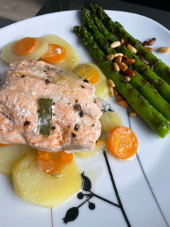 Una foto de Salmón al papillote con guarnición y espárragos trigueros