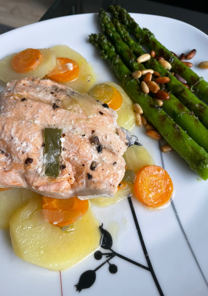 Una foto de Salmón al papillote con guarnición y espárragos trigueros