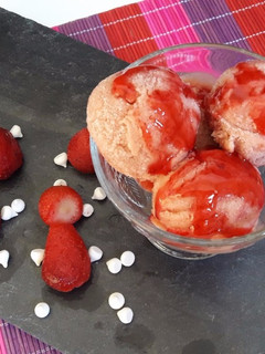 Una foto de Helado de plátano y fresa