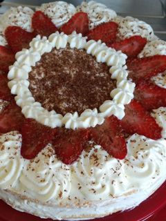 Foto di Pan di Spagna con crema pasticcera e fragole