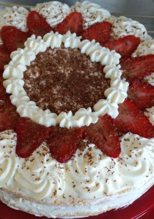 Foto di Pan di Spagna con crema pasticcera e fragole