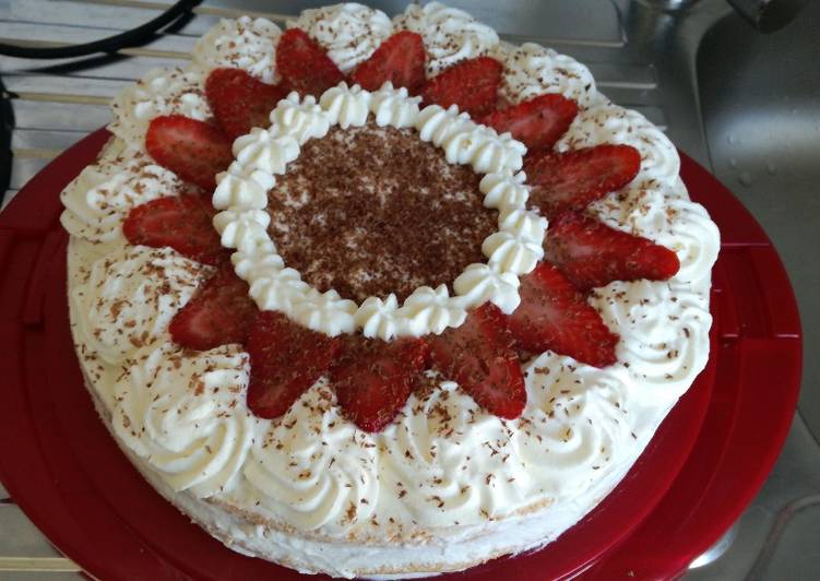 Ricetta Pan Di Spagna Con Crema Pasticcera E Fragole Di Valeria Tomasi Cookpad