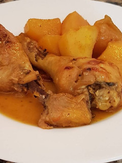 Una foto de Muslos 🍗 de pollo guisados con patatas