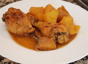 Foto principal de Muslos 🍗 de pollo guisados con patatas