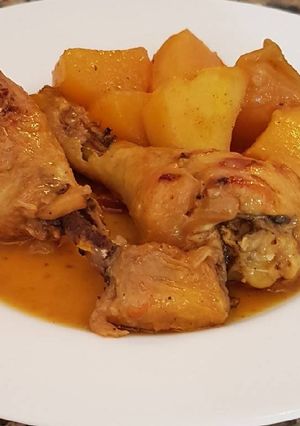 A picture of Braised Chicken Thighs with Potatoes.