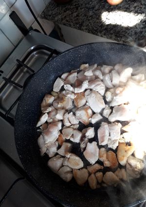 Una foto de Ensalada con pollo al ajillo