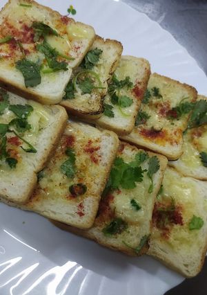 চটপট গার্লিক ব্রেড (Instant Garlic Bread recipe in Bengali) রেসিপির প্রধান ছবি