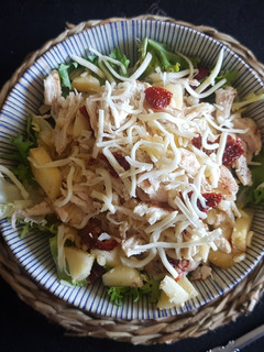 Una foto de Ensalada de trigo tierno y pollo