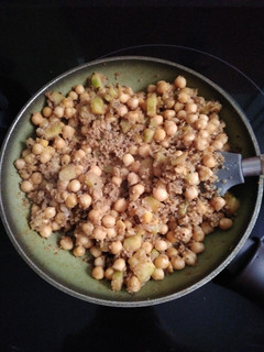 Una foto de Garbanzos con calabacín y quinoa