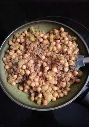 Una foto de Garbanzos con calabacín y quinoa