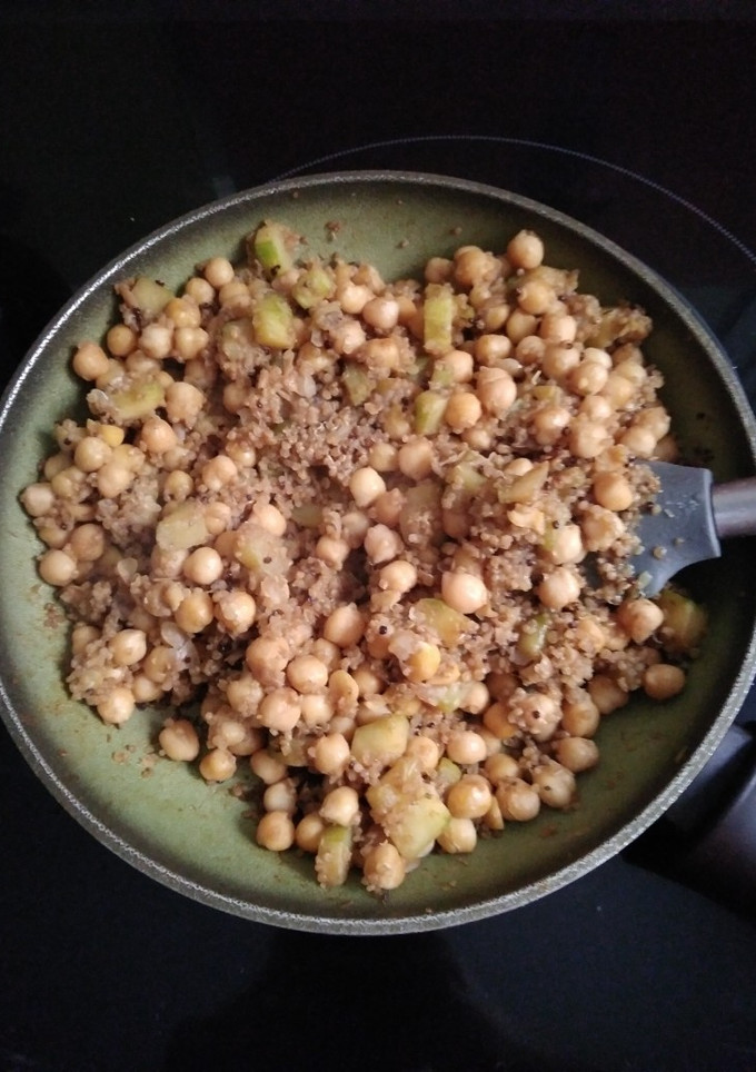 Una foto de Garbanzos con calabacín y quinoa
