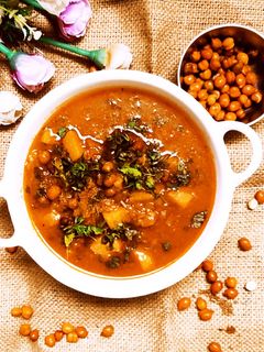 चणा बटाटा रस्सा भाजी (कुकर मधील)(Chana Batata Bhaji Recipe In Marathi) रेसिपी चे मुख्य फोटो 